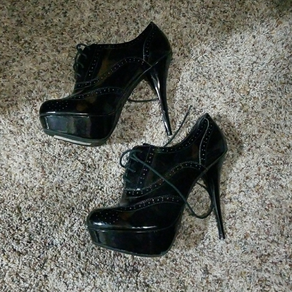 Lace up platform pump